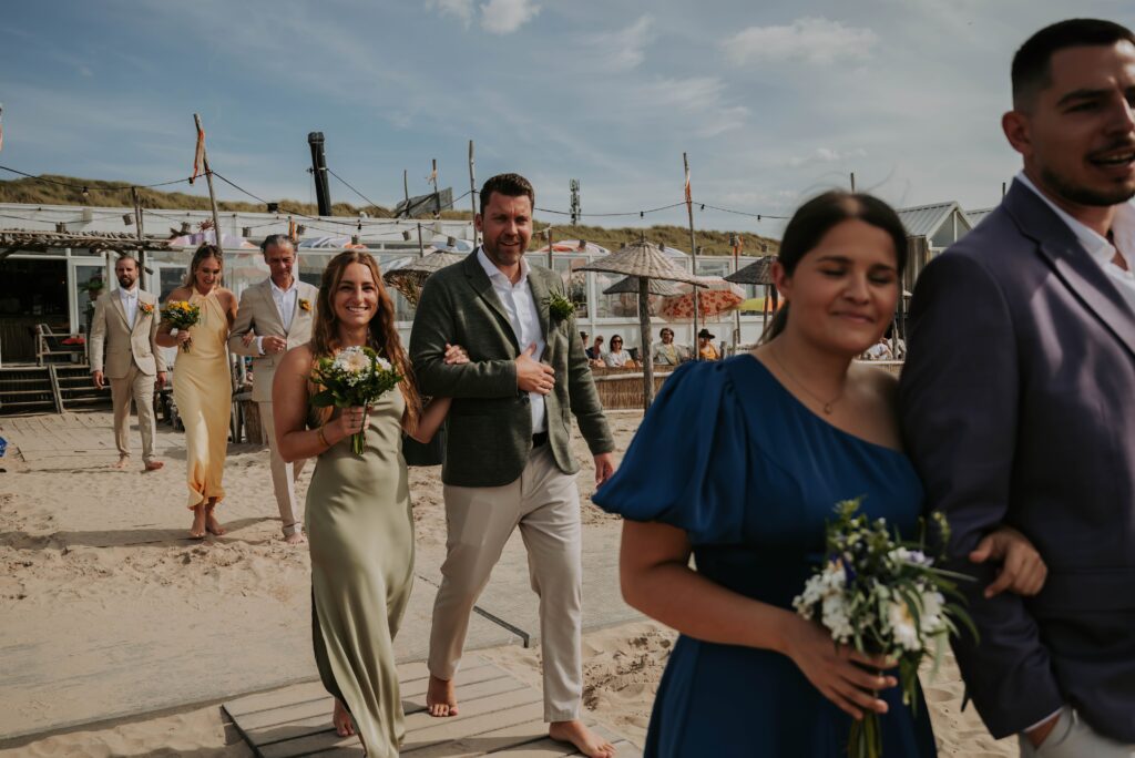 Strandhochzeit in Castricum – Gäste nehmen Platz zur freien Trauung