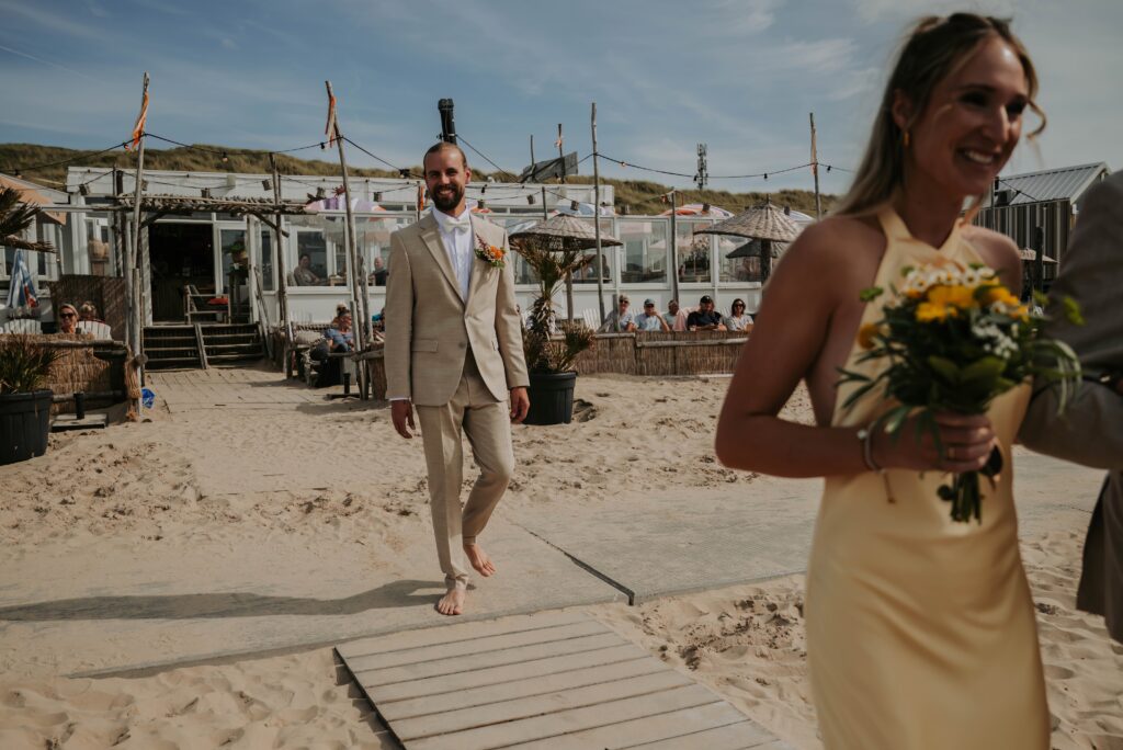 Einzug bei der freien Trauung am Strand in Castricum