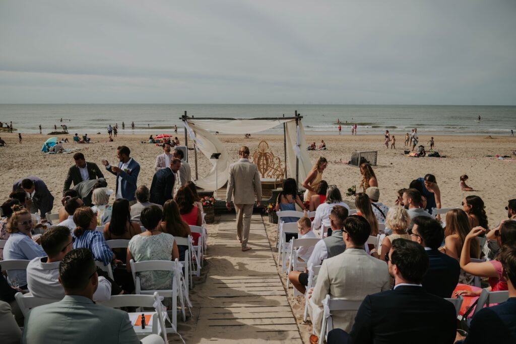 Einzug des Bräutigams bei der freien Trauung am Strand