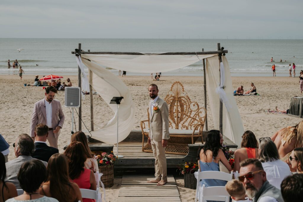 Detailaufnahme bei der Strandtrauung in Castricum – Blumen und natürliche Farben