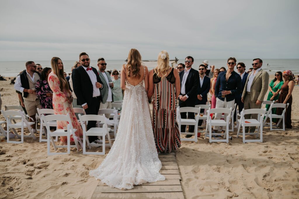 Einzug der Braut mit der Brautmutter bei der in Castricum aan Zee