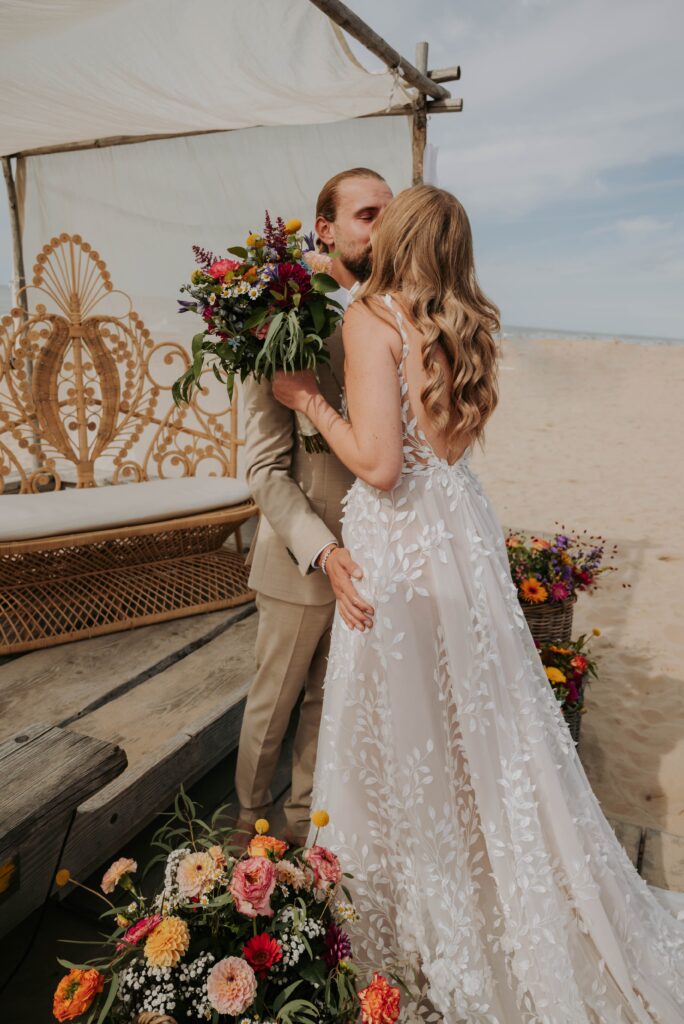 Gäste reagieren emotional bei der Strandtrauung in Castricum aan Zee