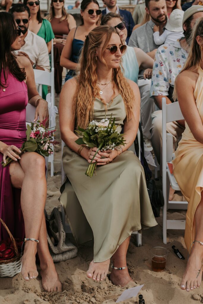 Close-up bei der Trauung am Strand in Castricum – Hände und Nähe