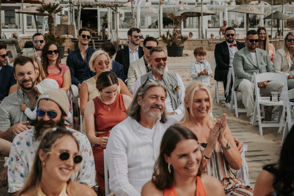 Freie Trauung am Strand in Castricum – Lachen und leichte Stimmung