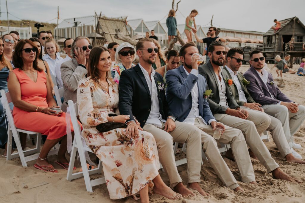 Freie Trauung am Strand in Castricum – Detailmoment im Wind