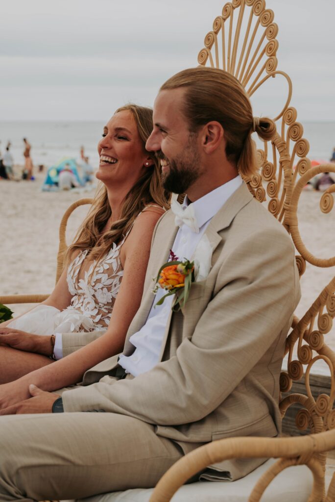 Freie Trauung in Castricum – Brautpaar im Fokus, Meer im Hintergrund