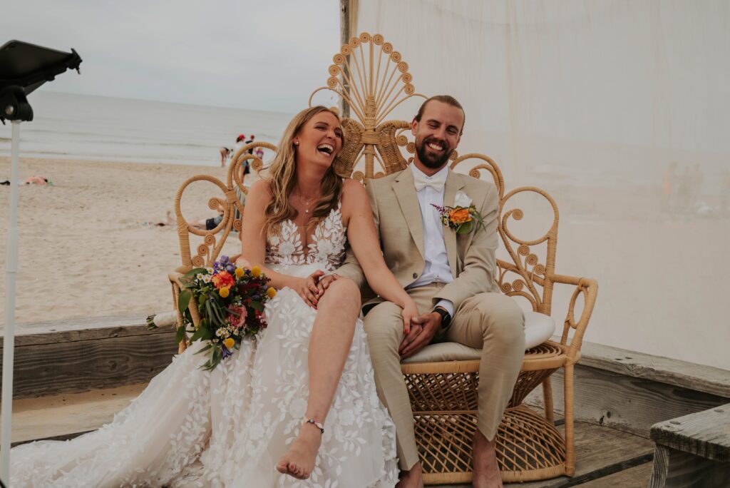 Freie Trauung am Strand in Castricum – ruhiger Moment vor dem Ja-Wort