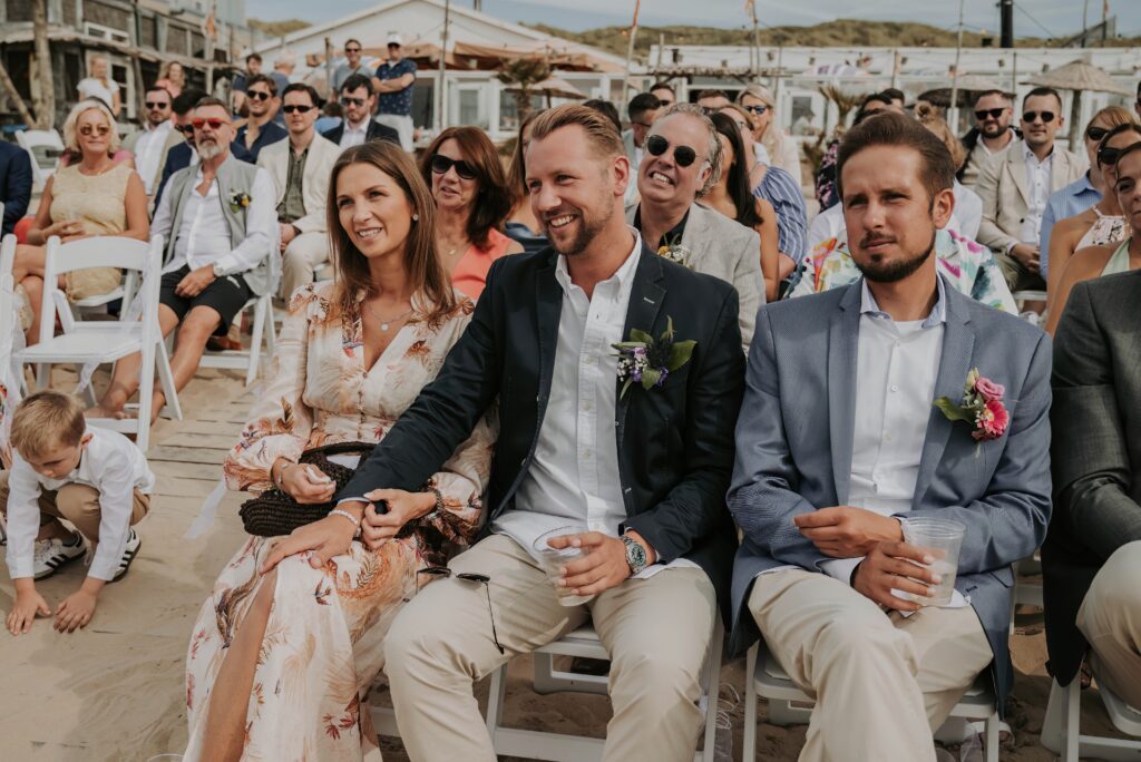 Gäste bei der freien Trauung am Strand in Castricum, emotionale Reaktionen