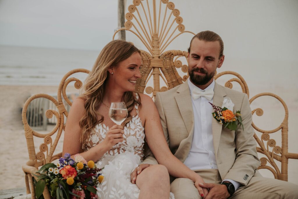 Close-up vom Brautpaar während der freien Trauung am Strand