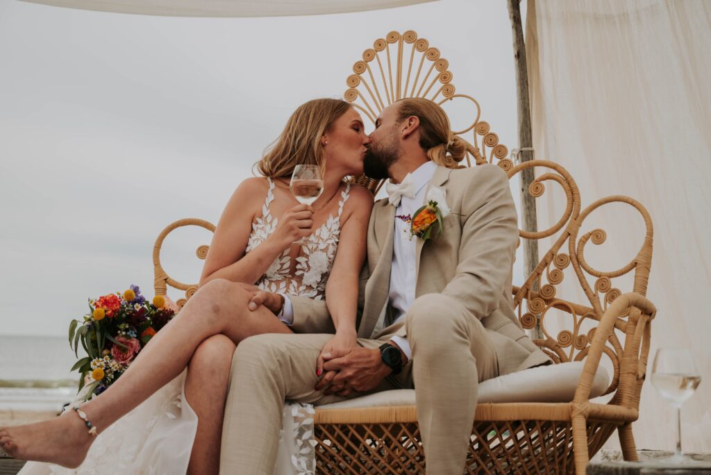 Strandhochzeit Castricum Foto und Video – Kuss nach der Trauung am Meer