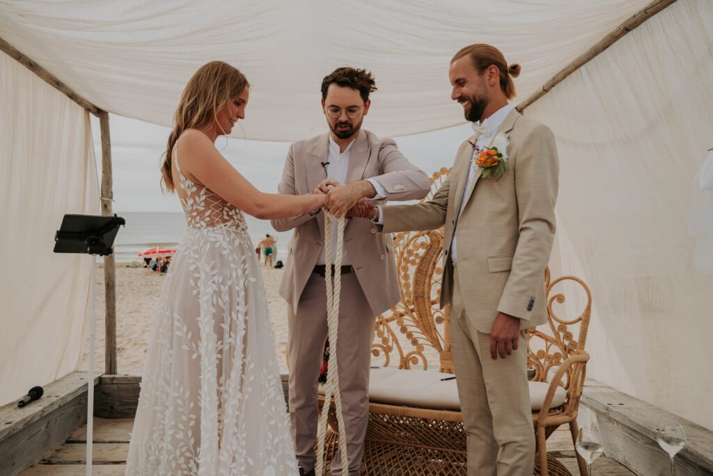 Strandtrauung Castricum – Reportagebild mit Bewegung und Atmosphäre