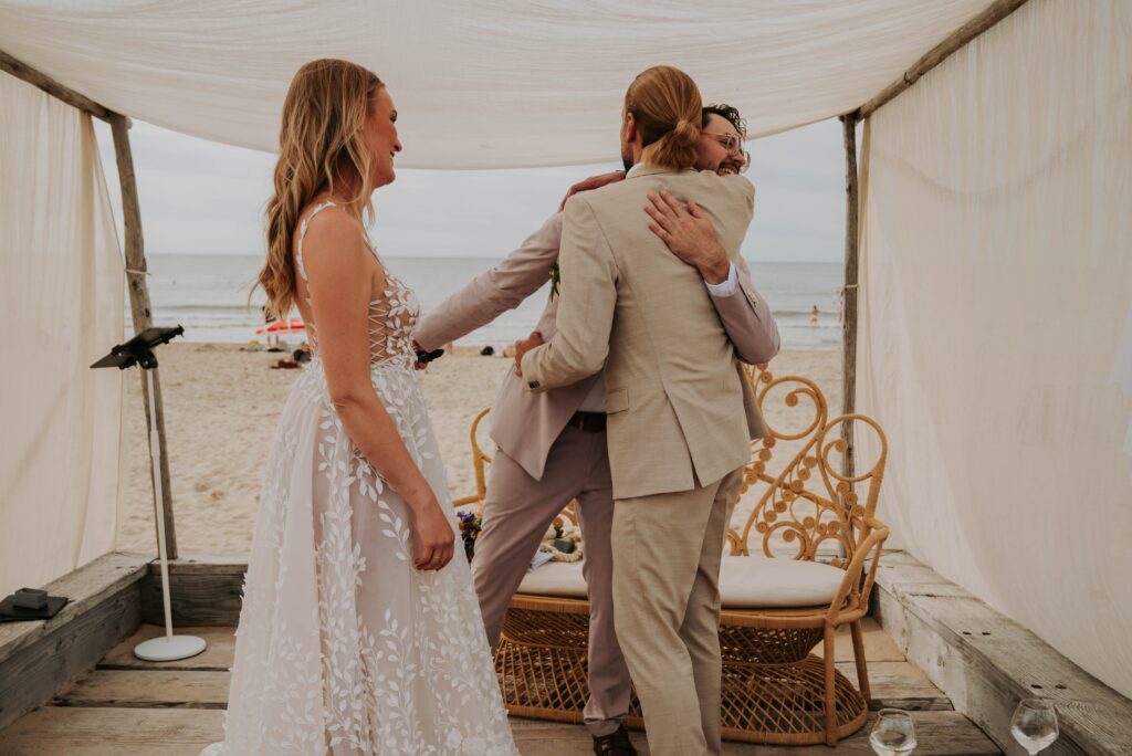 Freie Trauung am Strand in Castricum – emotionale Umarmungen im Anschluss