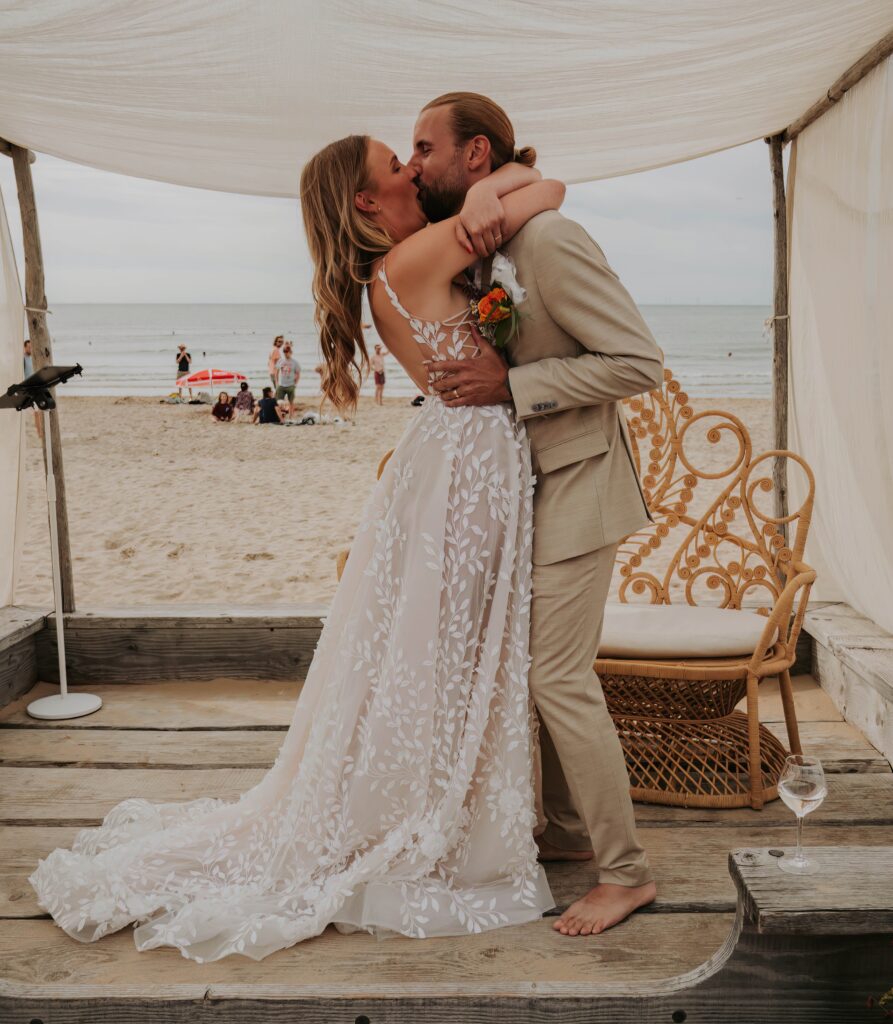 Strandhochzeit in Castricum – kleine Szenen während der Zeremonie