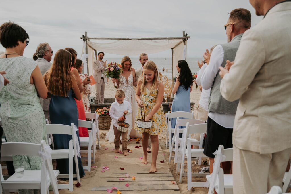 Freie Trauung am Strand in Castricum – Blick über Gäste und Meer