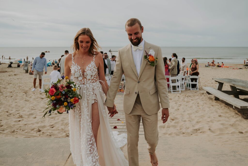 Auszug nach der freien Trauung am Strand in Castricum aan Zee