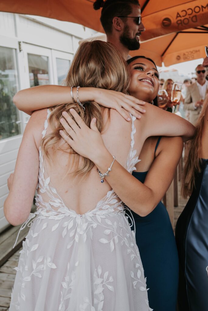 Glückwünsche nach der Trauung – Umarmung und echte Freude