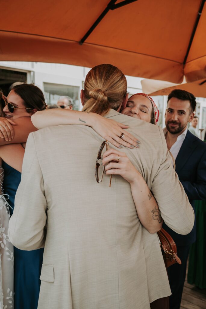 Umarmung nach der Zeremonie – emotionale Hochzeitsreportage