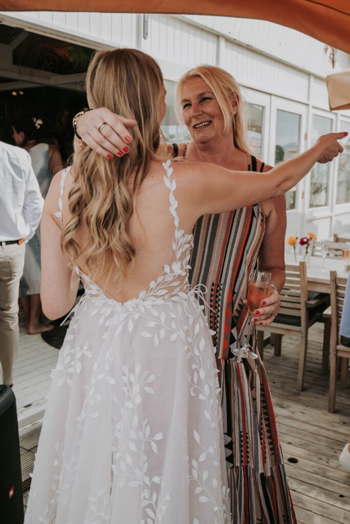 Glückwünsche am Strand in Castricum – Umarmungen nach der Trauung