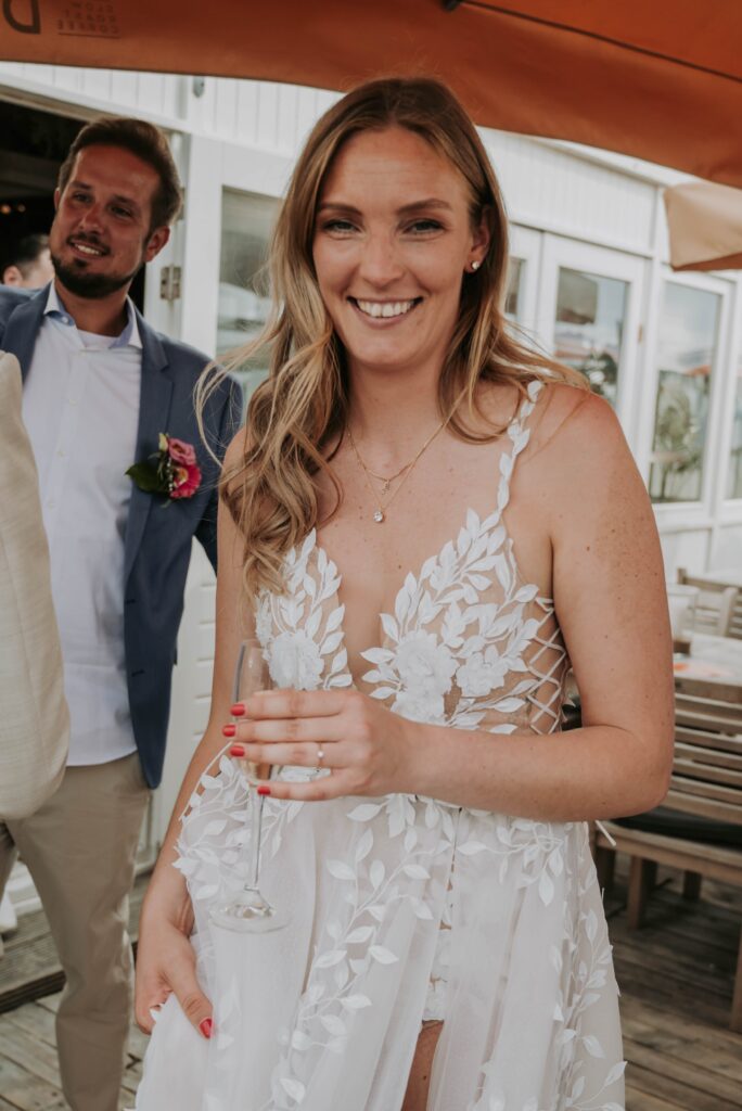 Glückwünsche nach der freien Trauung – Lachen, Hände, Nähe