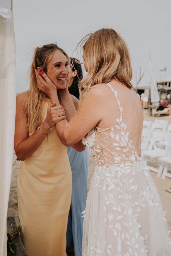 Braut umarmt eine Freundin nach der Trauung, emotionale Glückwünsche