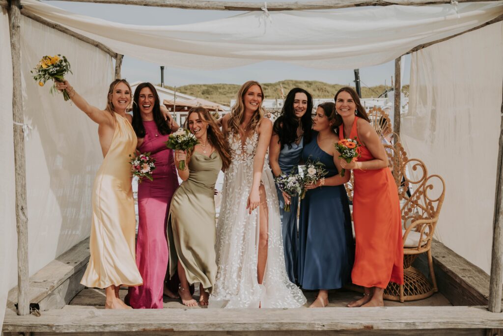 Gruppenfoto der Braut mit Freundinnen nach der Trauung, lachend und nah