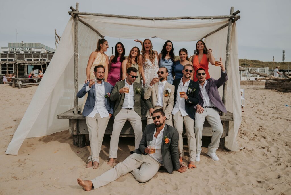 Gruppenmoment nach der Trauung – Freunde versammeln sich um das Brautpaar