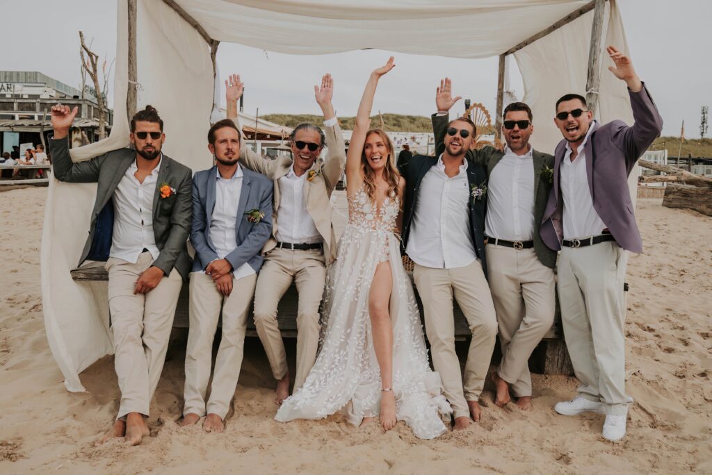 Freunde feiern das Brautpaar – ausgelassene Stimmung nach der Zeremonie