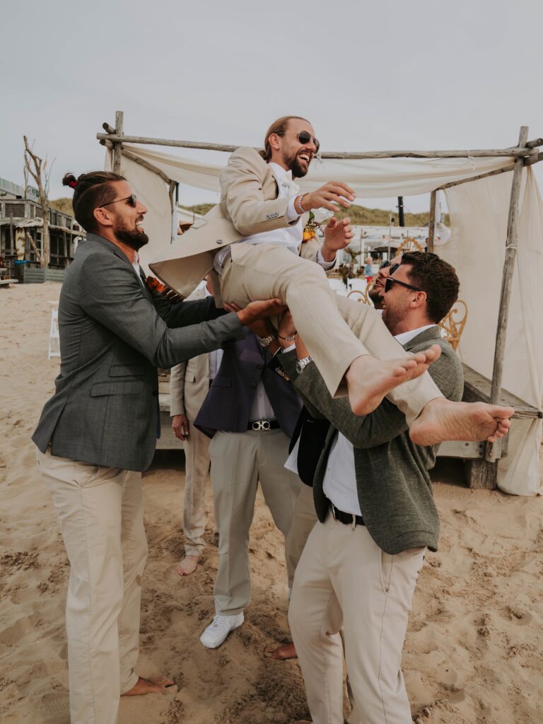 Bräutigam gratuliert – Umarmung mit Trauzeugen und Freunden