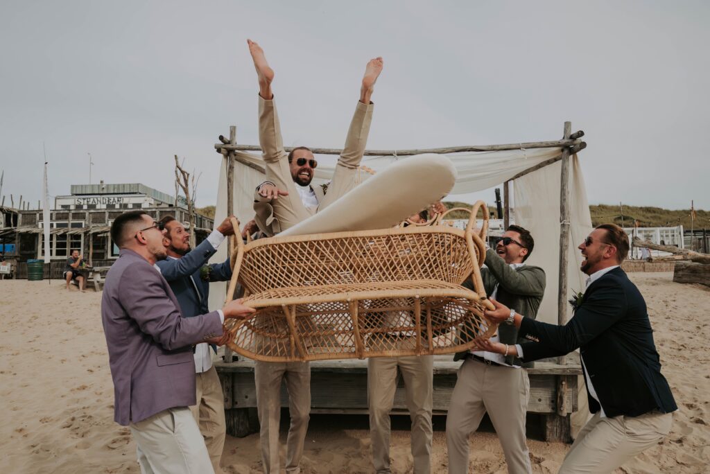 Bräutigam wird gefeiert – Jubel und Umarmungen