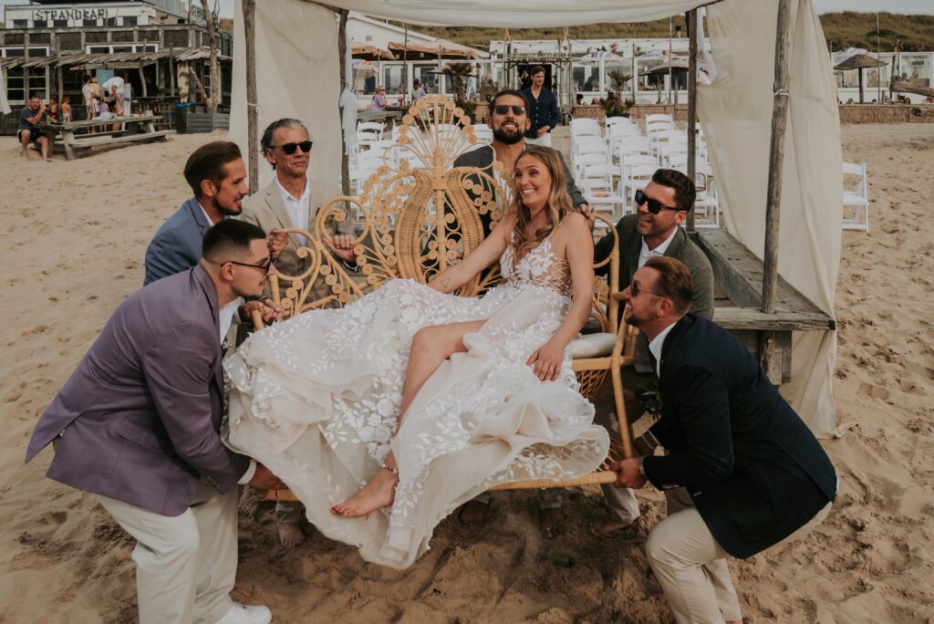 Braut umarmt Freundin – Glückwünsche nach der Trauung