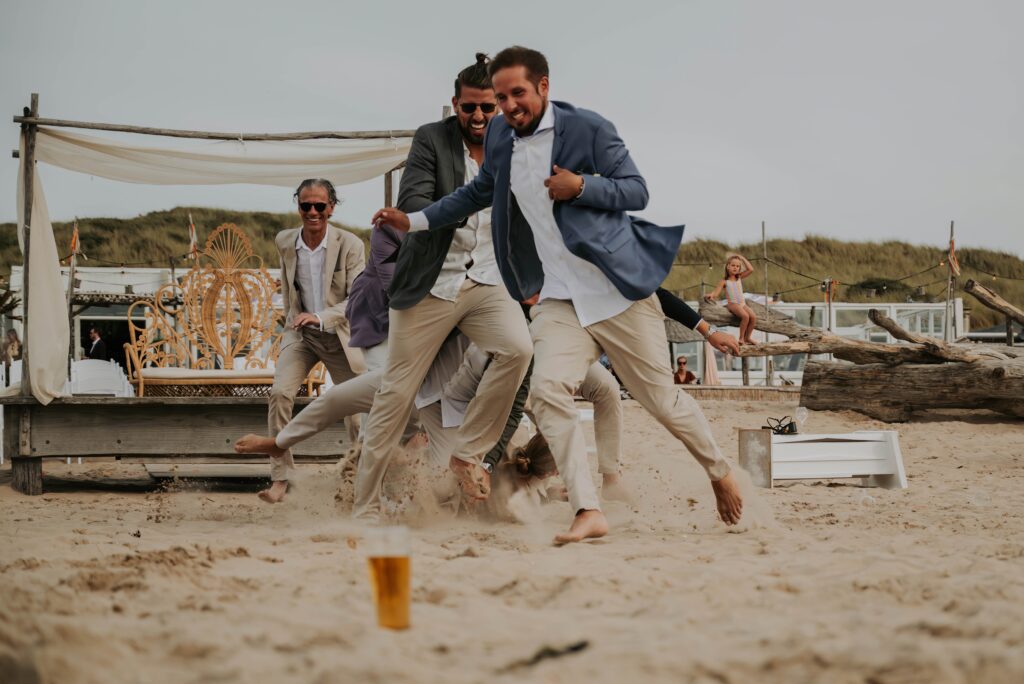 Gratulationen nach der Trauung in Castricum – natürliche Strandhochzeit-Vibes