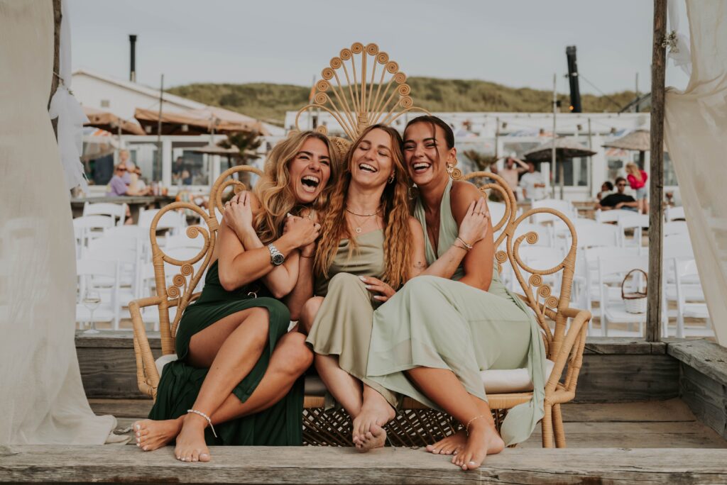 Gruppenfoto der Freundinnen nach der Trauung, Glückwünsche und Strandhochzeit-Vibes mit Foto und Video