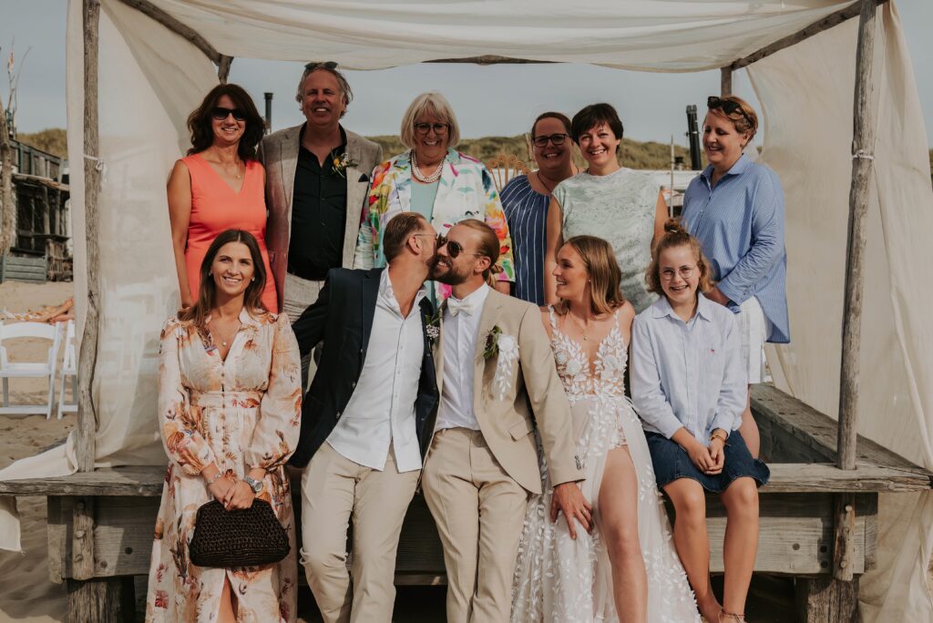 Gruppenfoto nach der Trauung – Glückwünsche und Lachen