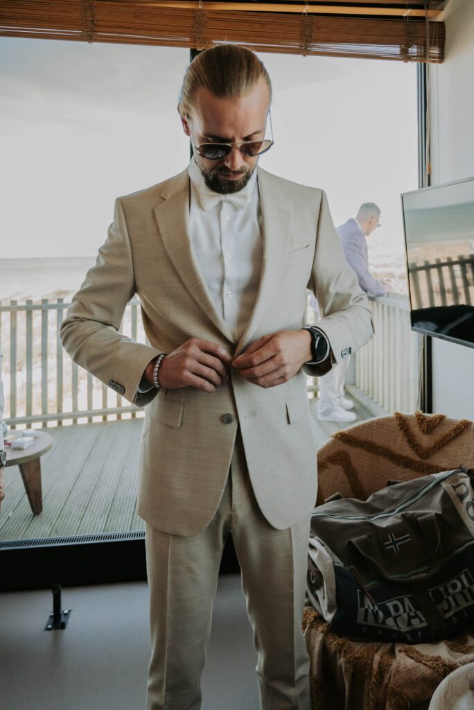 Getting Ready Bräutigam – Hemd, Knöpfe, letzte Details