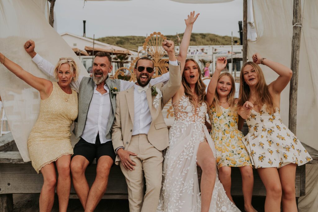 Glückwünsche mit Familie – Umarmung und warme Stimmung