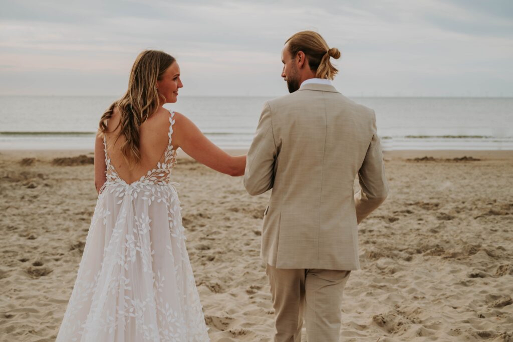 Paarshooting am Strand in Castricum aan Zee – natürlich und ungestellt