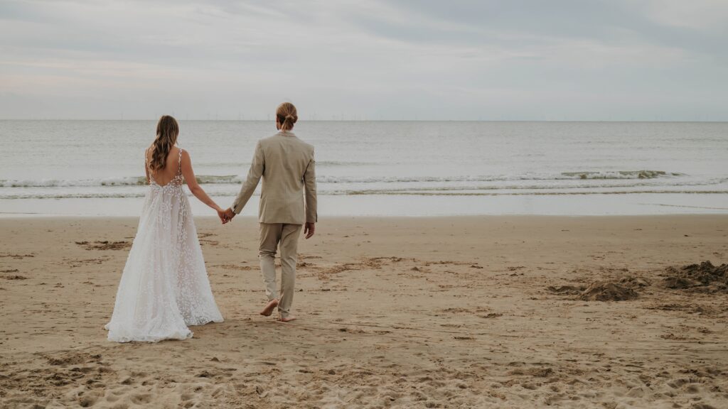 Brautpaar im Wasser am Strand von Castricum aan Zee beim Paarshooting