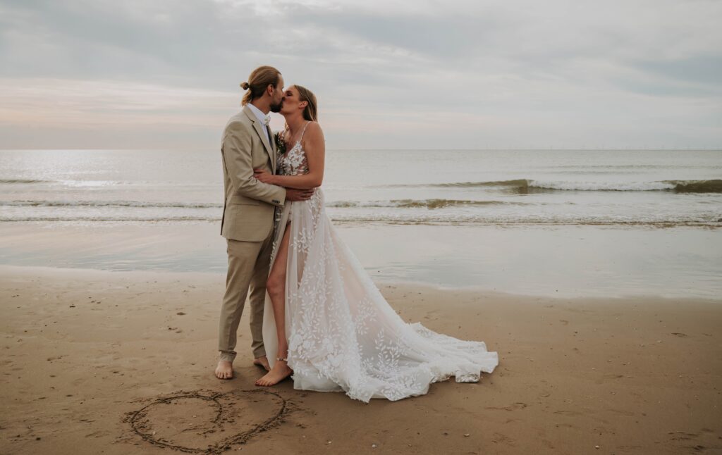 Paarshooting in Castricum aan Zee – Spaziergang am Strand mit Meerblick