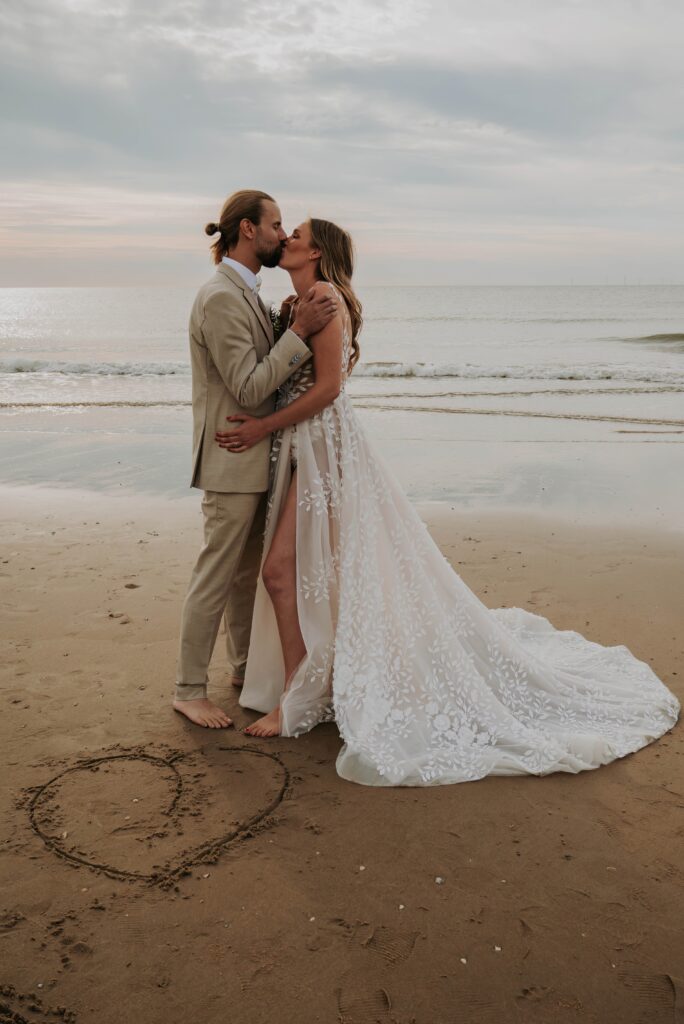Brautpaar im Wasser am Strand von Castricum aan Zee – romantischer Moment