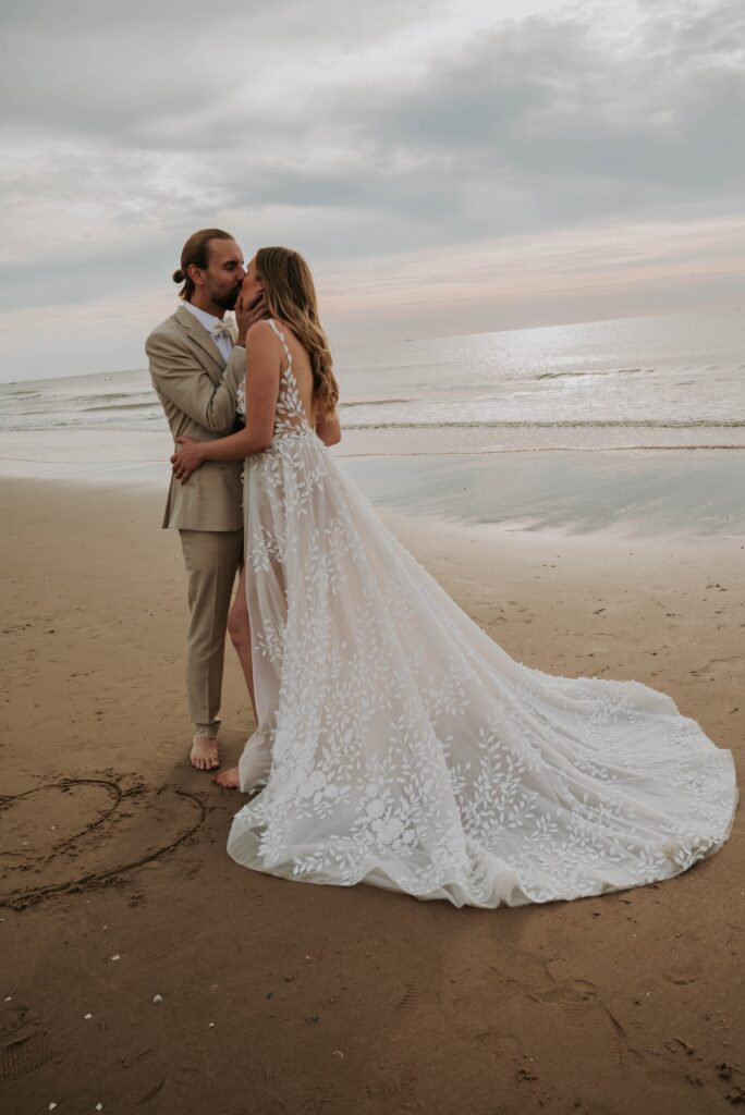 Golden Hour Paarshooting am Strand in Castricum – warme Abendstimmung