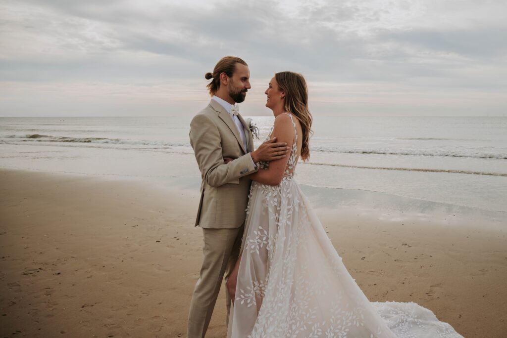 Strandhochzeit Castricum Foto und Video – Paarshooting am Meer in der Golden Hour