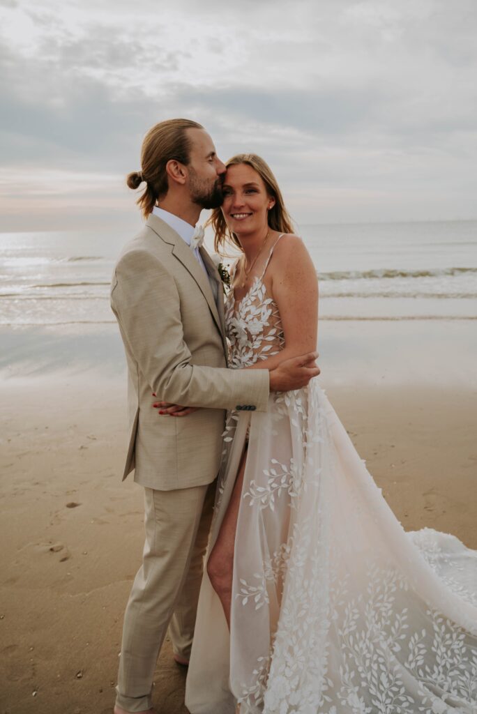 Brautpaar im Wasser bei Castricum – Bewegung und Wasserspritzer im Hintergrund