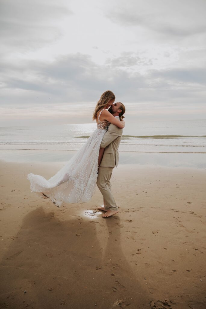 Paarshooting am Strand in Castricum – Close-up voller Nähe