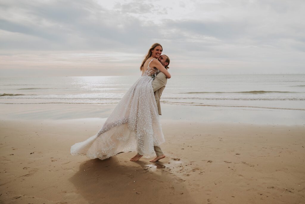 Paarshooting im Wasser am Strand, Bewegung und Wasserspritzer im Hintergrund