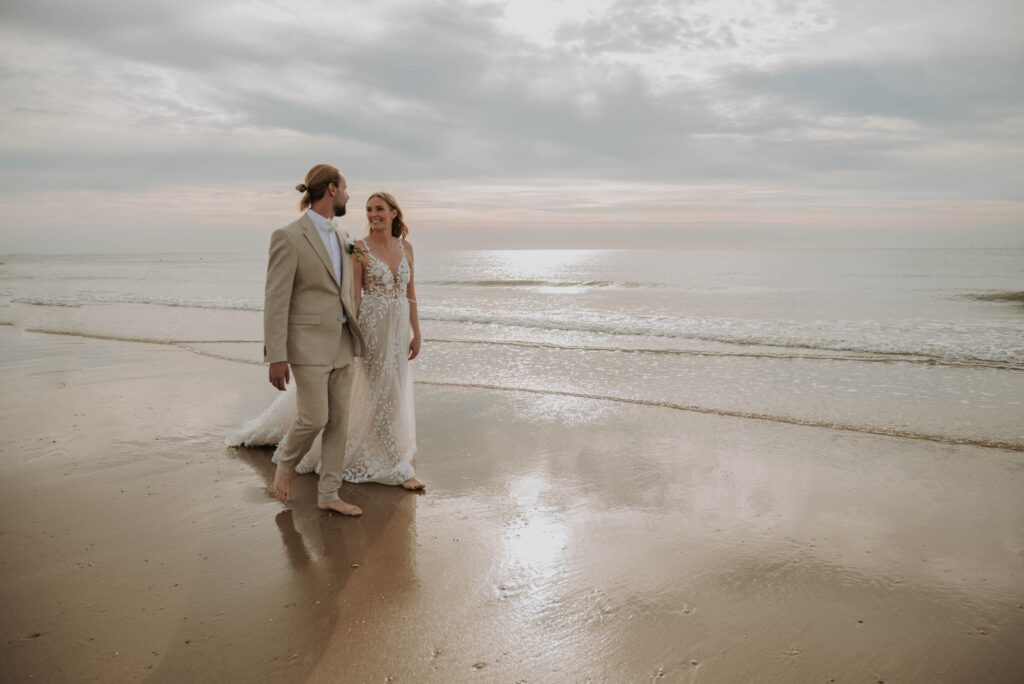 Brautpaar am Strand von Castricum aan Zee – Wind im Haar, Ruhe im Moment
