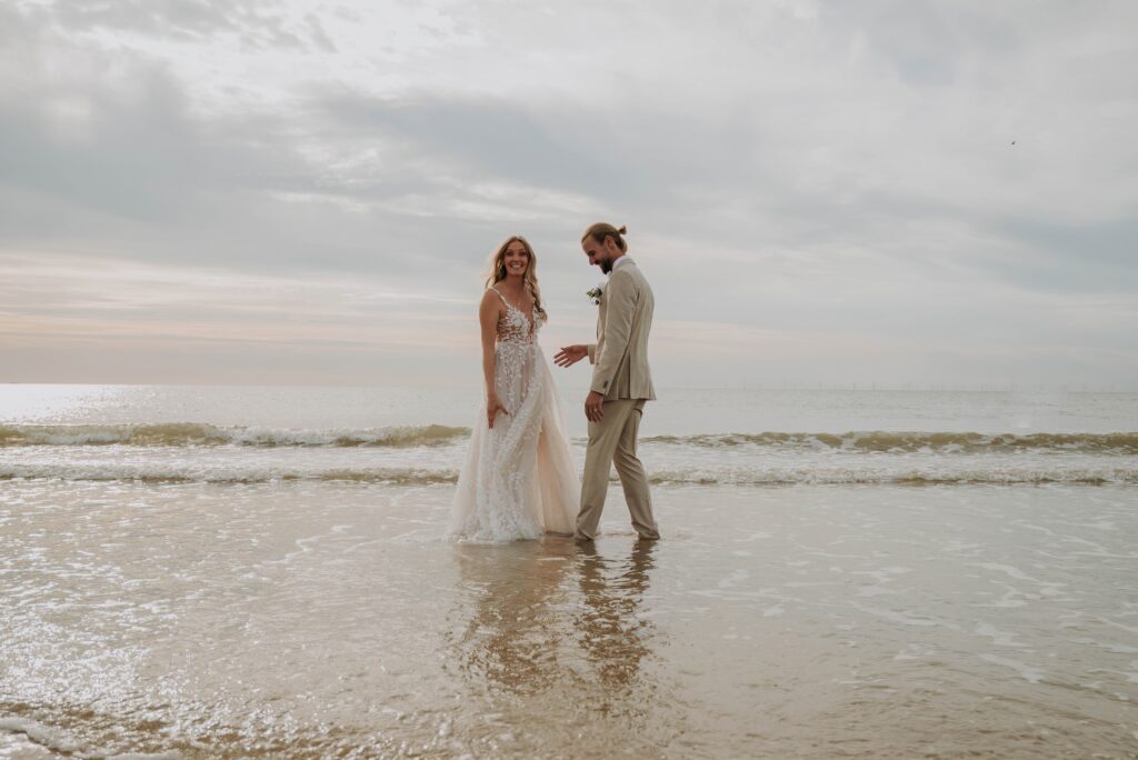 Paarshooting in Castricum – Kussmoment am Wasser mit Meer im Hintergrund