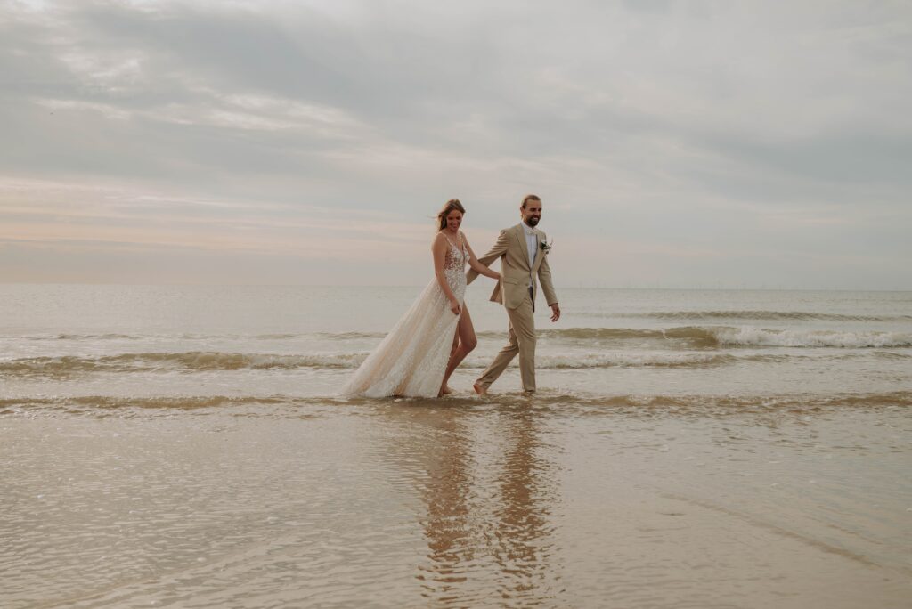 Strandhochzeit Castricum Foto und Video – Brautpaar im Wasser am Strand