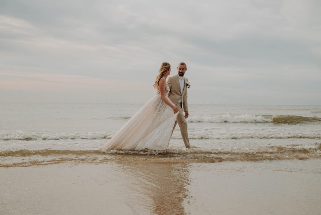 Paarshooting am Strand in Castricum – Silhouette im Abendlicht