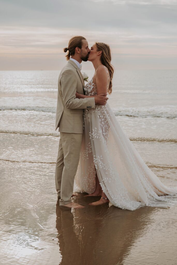 Brautpaar am Meer in Castricum aan Zee – natürliche Bewegungen beim Shooting