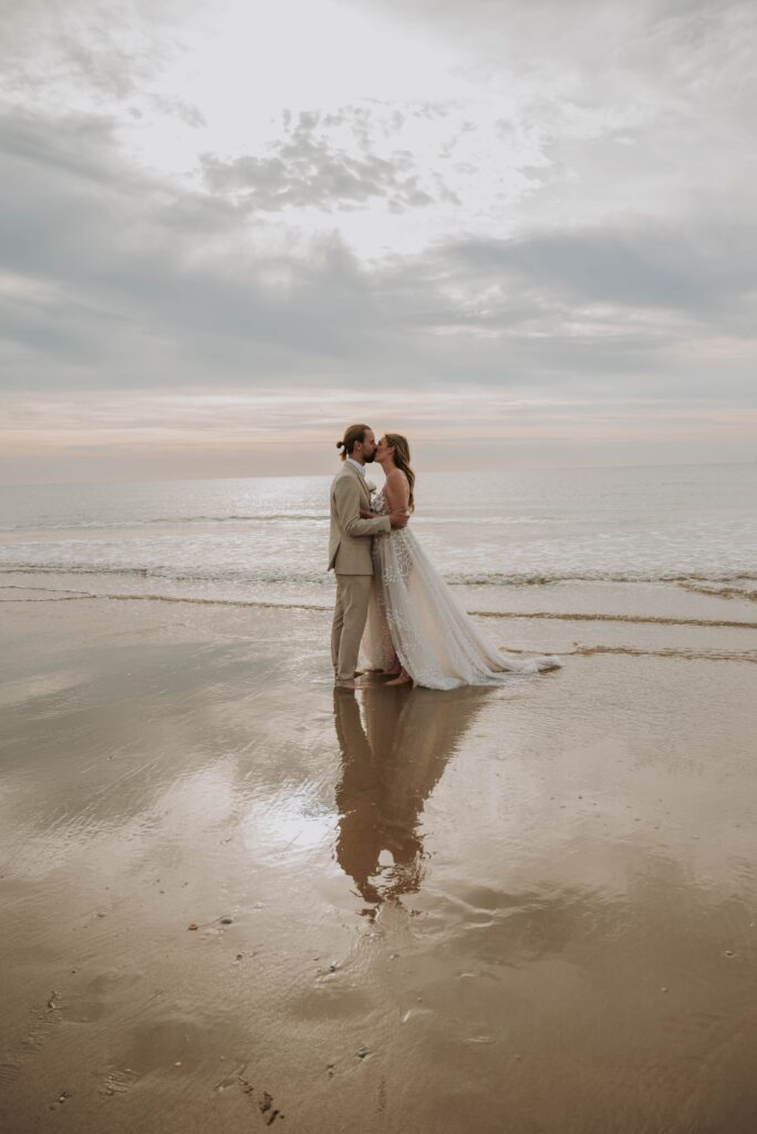 Strandhochzeit Castricum Foto und Video – Paarshooting am Strand und im Wasser